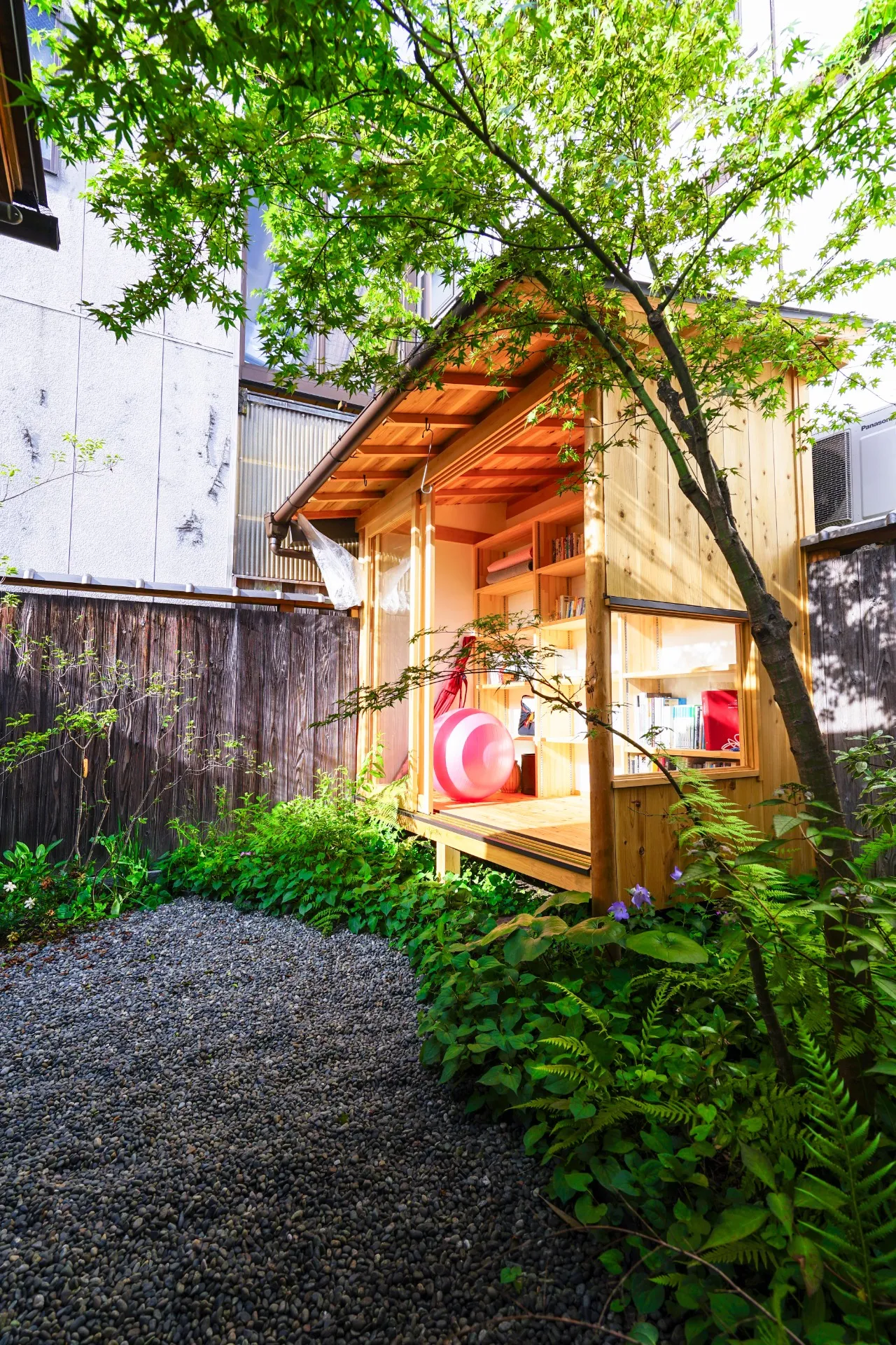 京都・小屋と母屋をつなぐ庭