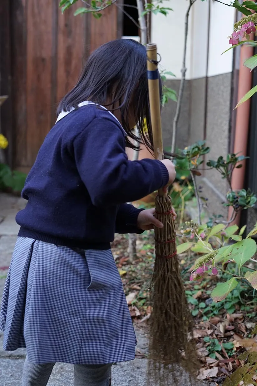 お庭のある暮らし　落ち葉掃き